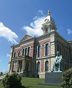 Здание суда округа Вабаш с памятником Линкольну работы Чарльза Кека на переднем плане Снято 15 мая 2002 г. -2.jpg