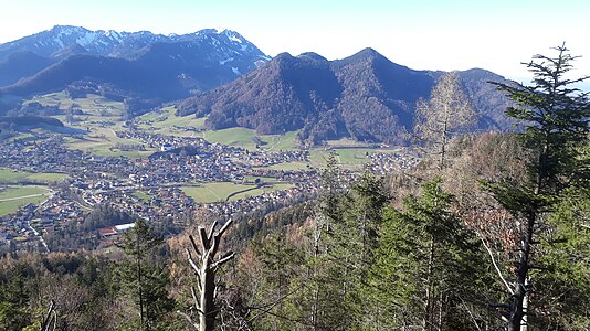 Blick vom Gipfel des Zeller Bergs nach Westnordwest. Im Vordergrund der Ruhpoldinger Talkessel, der Hochfelln (1674 m) dominiert den Hintergrund. Rechts die nordwestlichen Ruhpoldinger Berge (Westerberg etc.)