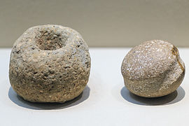 左：穿孔石器，右：帶凹槽石球