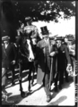 Le baron Maurice de Rothschild avec son cheval Sardanapale, gagnant du Grand Prix de Paris.