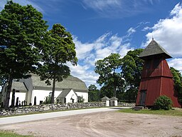 Kyrkan med sin klockstapel