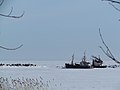 Kaksi kalastuslaivaa talvilaiturissa