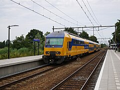 Ravenstein, Zug der Baureihe DDZ durchquert den Bahnhof Ravenstein