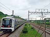 烏耳島駅を出発する3次車(483編成)