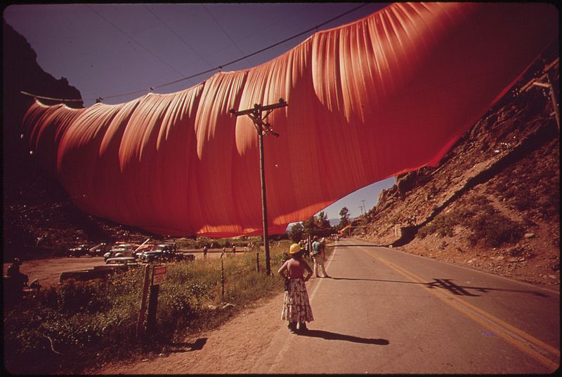 File:A SIX-TON CURTAIN BILLOWS ACROSS RIFLE GAP - CONCEIVED BY ARTIST CHRISTO JAVACHEFF, EXECUTED AT A COST OF $700,000.... - NARA - 544843.jpg