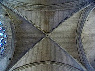 Bóveda cuatripartita (iglesia de San Pedro y San Pablo en Ablis, Yvelines, Francia).