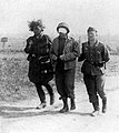 Amerykański parlamentariusz z zawiązanymi oczami prowadzony przez dwóch niemieckich żołnierzy (listopad 1944)
