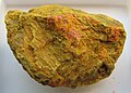 Arsen-mineralet orpiment med spor av realgar (rødt)