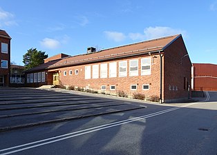 Övningssalsbyggnaden med bibliotek och slöjdlokaler.