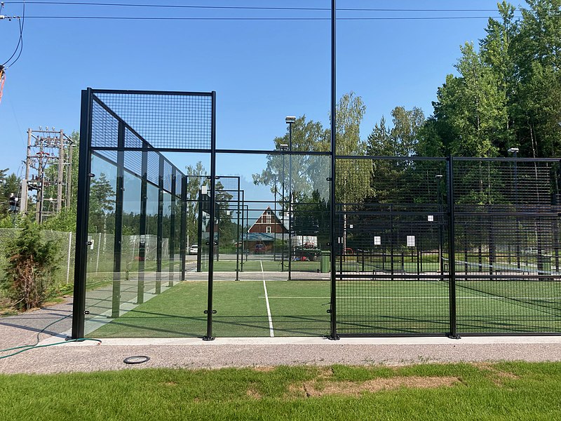 Tiedosto:Barösund Padel vid ungdomsföreningens lokal, juni 2021.jpg