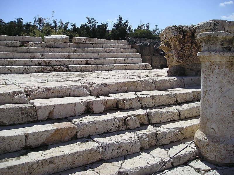 صور من اهم الاثار في فلسطين الحبيبه 800px-BetShe'an_-_stairs_from_a_Roman_temple