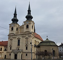 Hlavní průčelí s Mariánskou kaplí