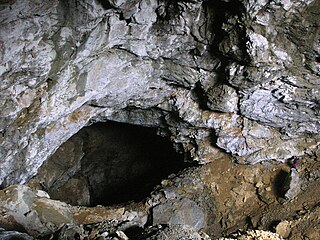 Eingang zur Bulmer Cavern. Höhlenforscher am rechten Bildrand als Größenvergleich.