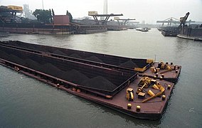 Barges chargées de charbon entrant dans le port de Duisbourg, approvisionnant les haut-fourneaux de la Ruhr.