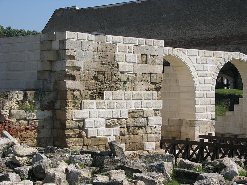 File:Castrum Apulum 2011 - Porta Principalis Dextra.jpg