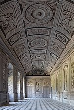 Galerie décorée de grisailles traitées en trompe-l’œil du château de Tanlay (Yonne).