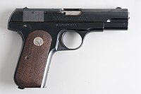 コルトM1903 右側面 画像のものはアメリカ軍向けモデルで、フレームの右側トリガー部分の上方に"US PROPERTY"の刻印がある