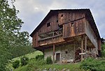 Der Bauernhof Corcela mit Wegkreuz, wo die ehemalige Ölbergkapelle stand.