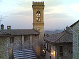 La piazza principale del paese, con il campanile della Chiesa di Santa Maria Assunta.