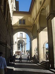 Passage entre les Offices et le quai.