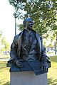 Karl Arnold, Johannes-Rau-Platz, Bronzebüste von Bert Gerresheim