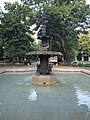 pohľad na ozdobnú nádržku a sochu na fontáne
