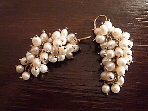 English: Earrings with pearls