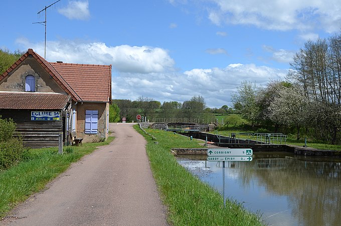 Ecluse sur le canal du Nivernais près de Sardy-les-Epiry