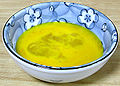 3. Barregeu la salsa d'ou i soia junts, si la salsa de soia fa que la barreja siguia una mica negre no és cap problema.