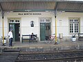 Warten auf den Zug im Bahnhof von Vila Nova de Baronia