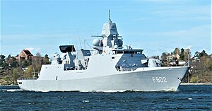 Zr.Ms. De Zeven Provinciën (F802) i Halvkakssundet mellan Lidingö och Nacka efter hamnbesök i Stockholm 29 mars - 2 maj 2022