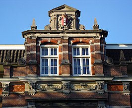 Detail van de gevel van het poortgebouw van het voormalige Wilhelmina Gasthuis aan de Eerste Helmersstraat