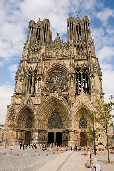 Ficheiro:Facade de la Cathédrale de Reims - Parvis.jpg