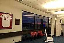 Терминал C Gate 34 посвящен назначенному нападающему Red Sox Дэвиду Ортису.