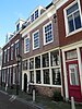 Woonhuis bestaande uit twee bouwlagen, een kelder en een kap evenwijdig aan de straat