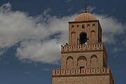 ミナレットの頂上のキューポラ ケルアンの大モスク（英語版）（チュニジア）