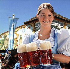 01/10: Jove servint cervesa tradicional durant l'Oktoberfest de Munic.