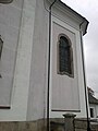 Půlkruhové okno v presbytáři