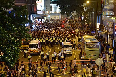 Protesters overflowed into Hennessy Road and Lockhart Road; police prepared on Fenwick Street.