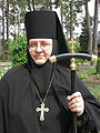 Abbedissen Ihumenia Hermiona (født 1964) fra den ortodokse kirken i Polen i nonnedrakt med svart hakelin og t-formet hyrdestav. Den sylinderformede hatten kalles kamilavka og likner en toque. Foto fra 2007.