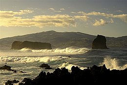 Ilhéus do Pico, ilha do Faial ao fundo, Açores.jpg