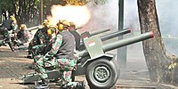 2016年8月17日、ジャカルタのモナスで開催された第71回インドネシア独立記念日の式典でHK saluting gun(M635)による礼砲射撃を実施する、インドネシア陸軍第7野戦砲大隊(インドネシア語版)の礼砲部隊 M635は低姿勢砲架に防盾のついた仕様となっている