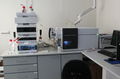 Kapalinový chromatograf s hmotnostním spektrometrem používaný zejména ke stanovení mykotoxinů a rostlinných toxinů v potravinách v laboratoři SZPI v Praze.