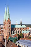 Église Sainte-Marie de Lübeck, Allemagne. Tours sans contreforts avec angles en pierre. Cette forme provient du style roman germanique.