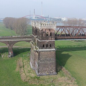Alter linksrheinischer Brückenpfeiler im Südwesten der Duisburg-Hochfelder Eisenbahnbrücke