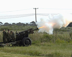 Морські піхотинці США стріляють з M101A1 під час церемонії в 2005 році