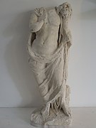 Statue d'Harpocrate. Calcaire du bois des Lens (Arles). H. 1,03 m. Ier siècle. Arles[113]