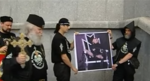 Medlemmar från Unionen av ortodoxa fanbärare tänder på en affisch föresällande artisten Madonna efter att ha anklagat henne för hädelse.