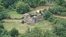 une maison et ses dépendances dans un vallon