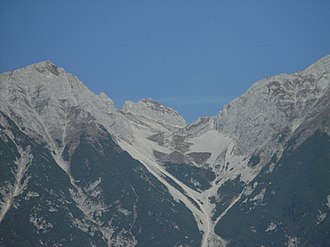 Die Arzler Scharte (rechte Scharte, links die Mandlscharte) von Süden